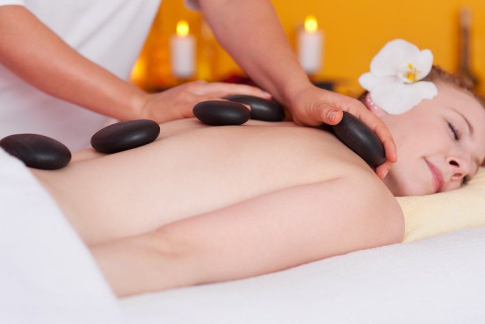 Θεραπευτικό μασάζ ηφαιστειακών πέτρων - Hot stone massage